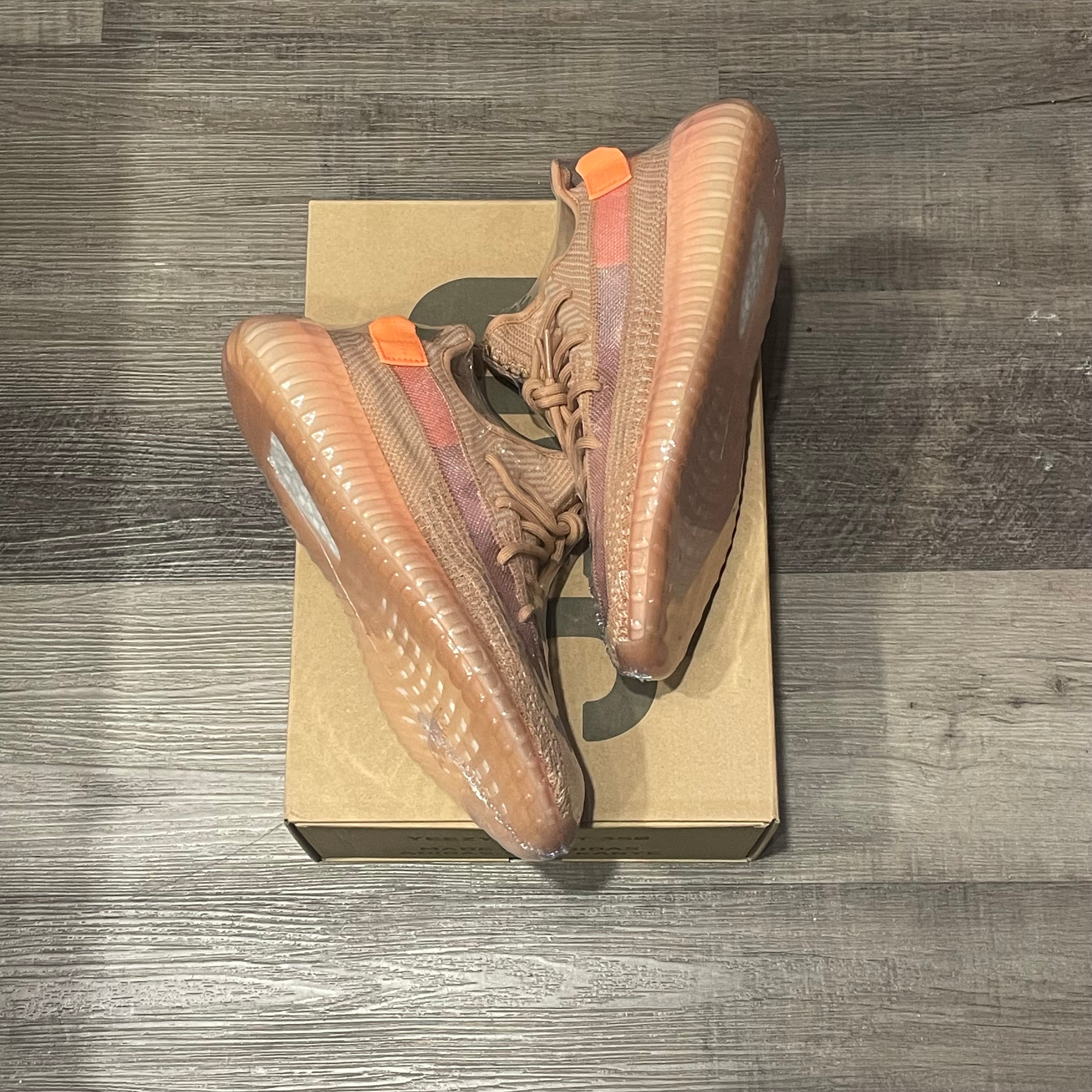 adidas Yeezy Boost 350 V2
Clay