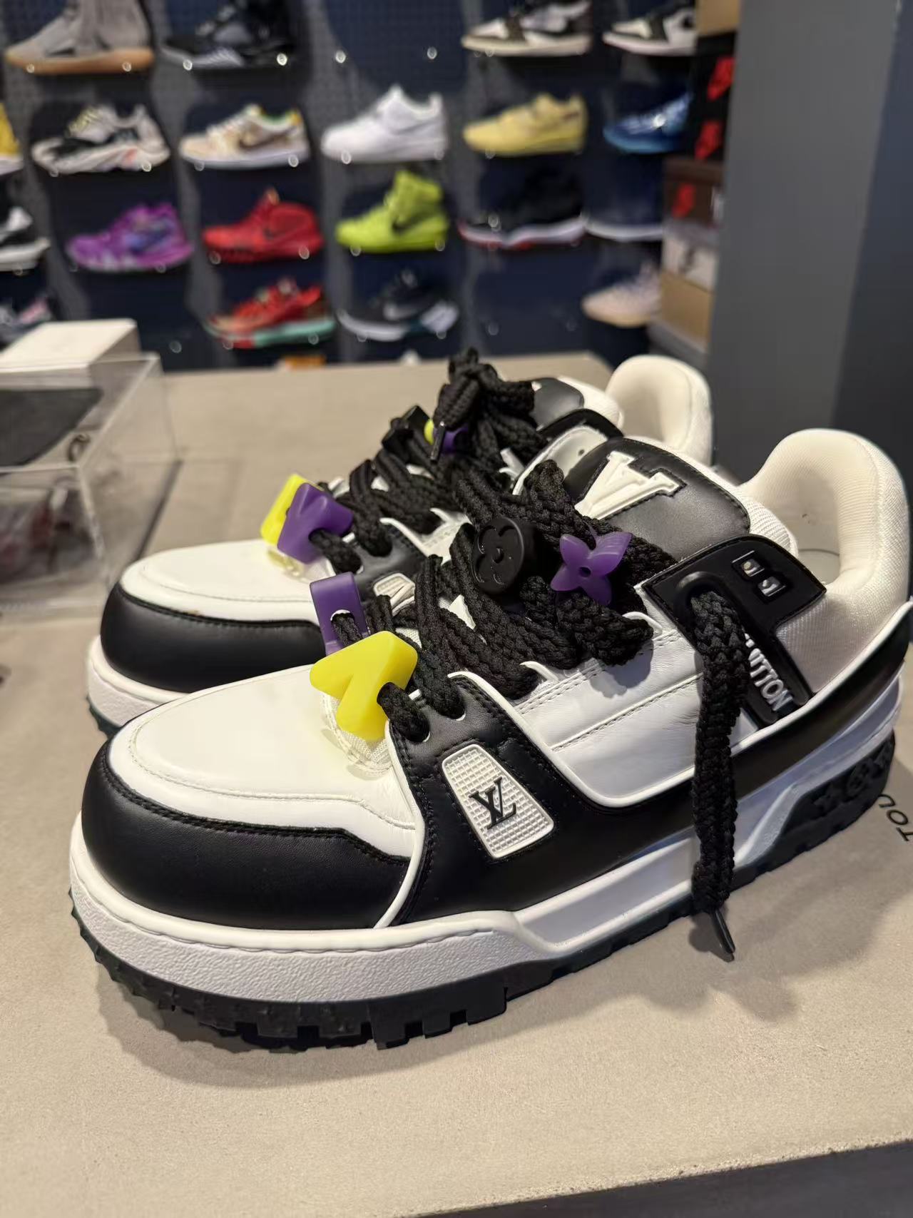 Louis Vuitton LV Trainer Maxi (Pre-Owned)
White Black