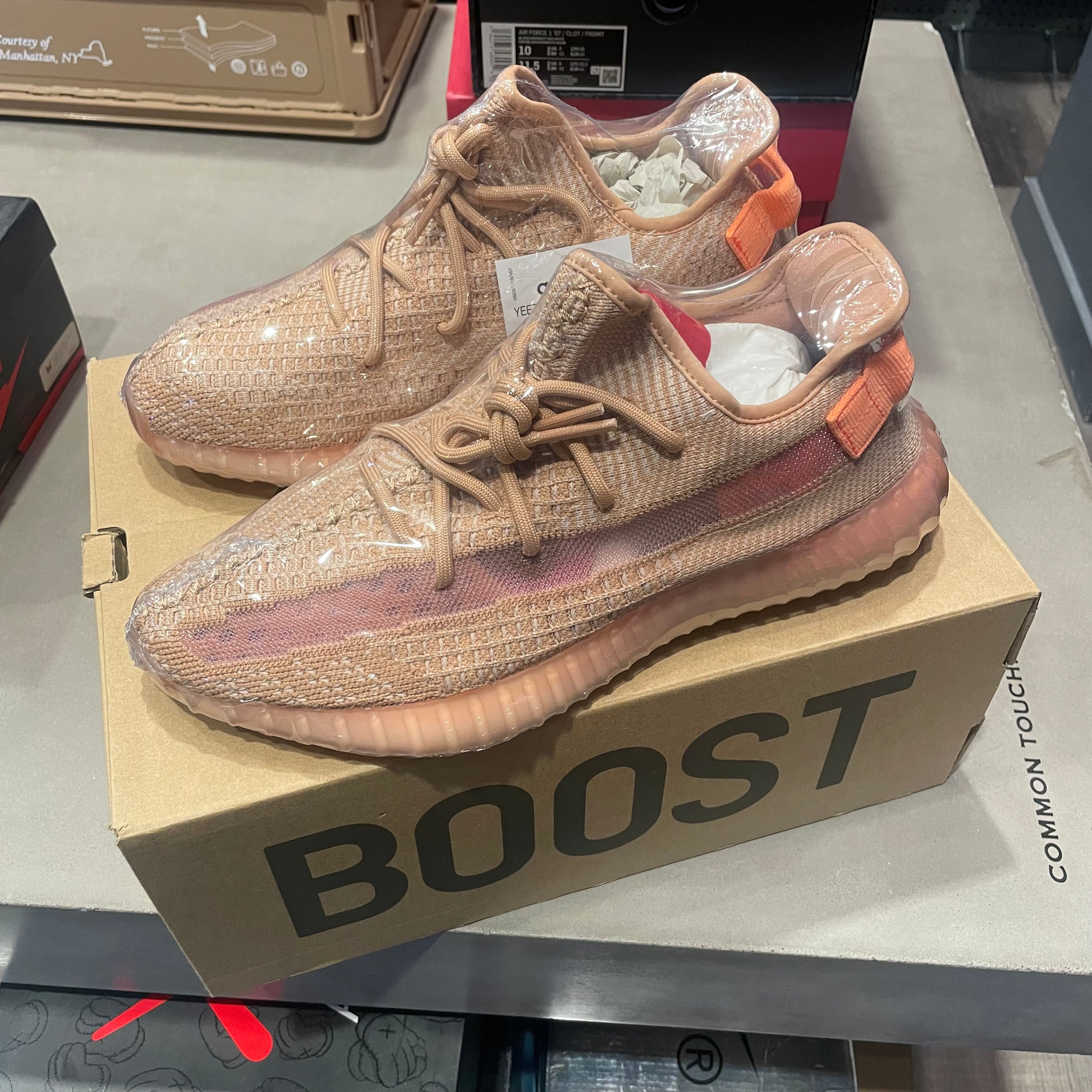 adidas Yeezy Boost 350 V2
Clay